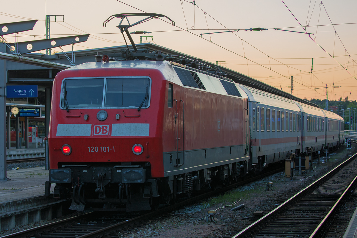 Verspäteter IC am Bahnsteig 8 des Hbf Rostock mit der Lok 120 101. - 13.08.2017
