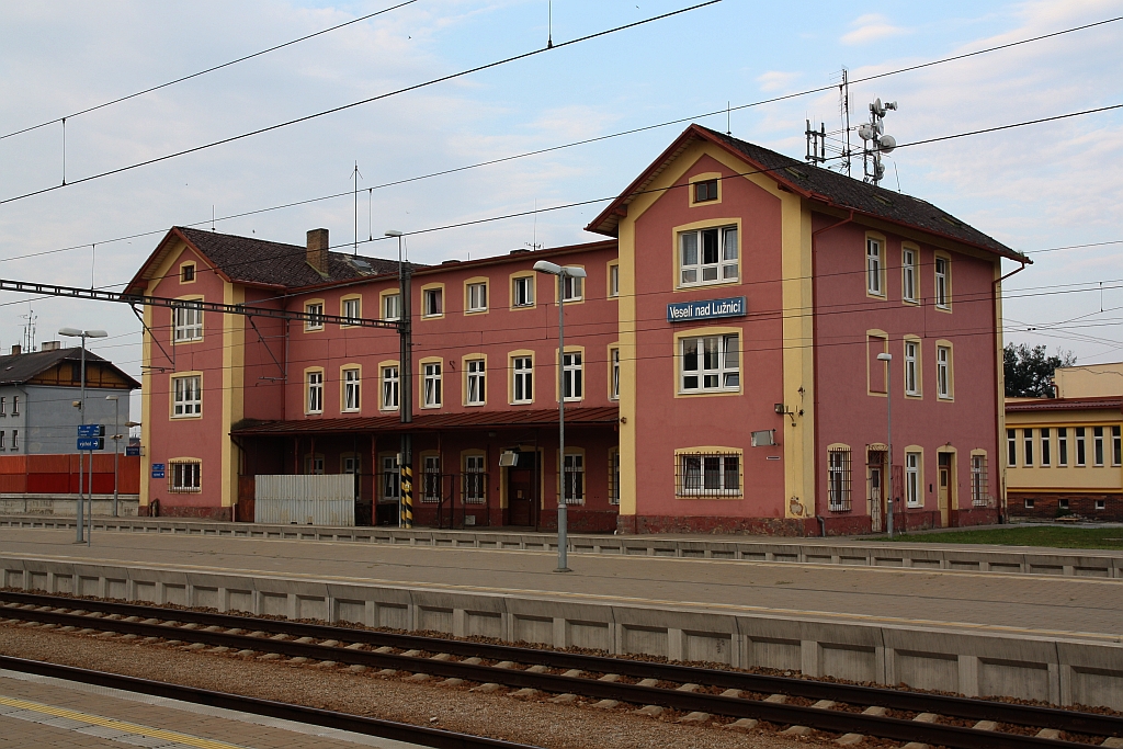 Verwaltungsgebäude im Bahnhof Veseli nad Luznice am Morgen des 05.August 2018. 