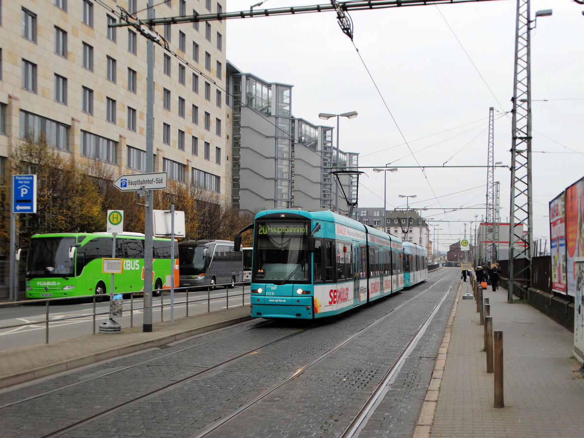 VGF Bombardier S-Wagen 213 als Doppeltraktion auf der Linie 20 beim Ausrücken in Frankfurt am Main am 26.11.16