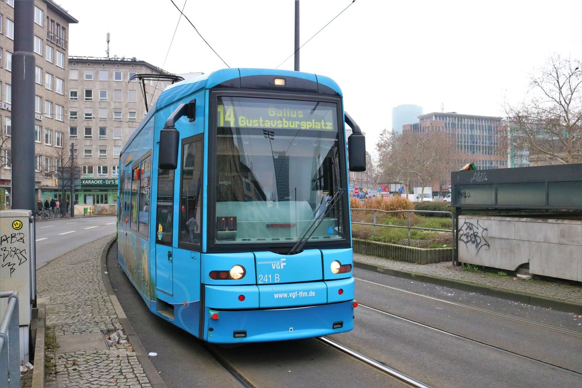 VGF Bombardier S-Wagen 241 am 27.12.18 in Frankfurt am Main Hbf 