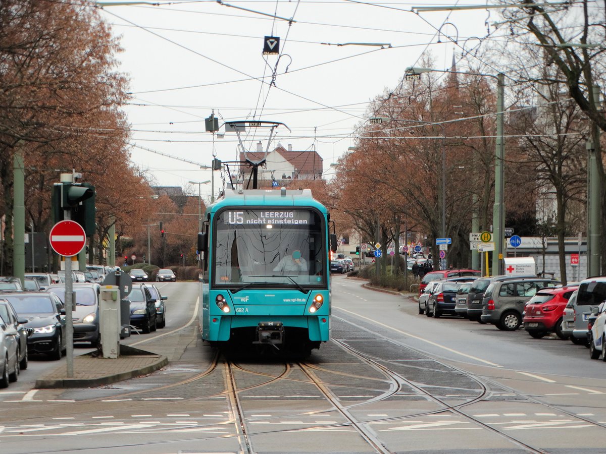 VGF Bombardier U5-25 Wagen 692 am 14.01.17 in Frankfurt am Main Eckenheim beim Ausrücken aus dem Betriebshof