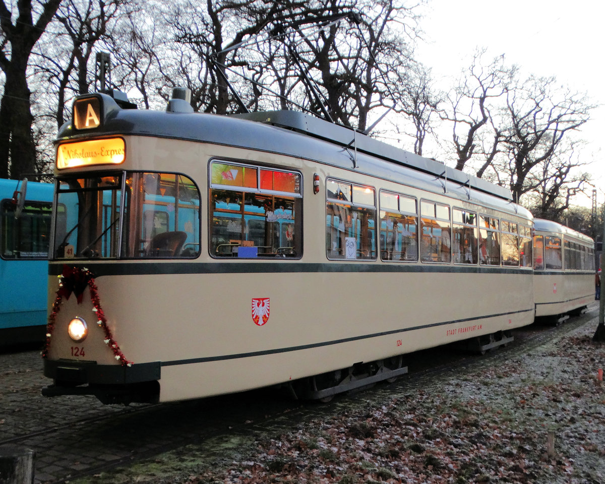 VGF Düwag L-Wagen 124 beim Pausieren am 03.12.16 in Frankfurt Schwanheim Verkehrsmuseum man durfte die Bahnanlagen betreten