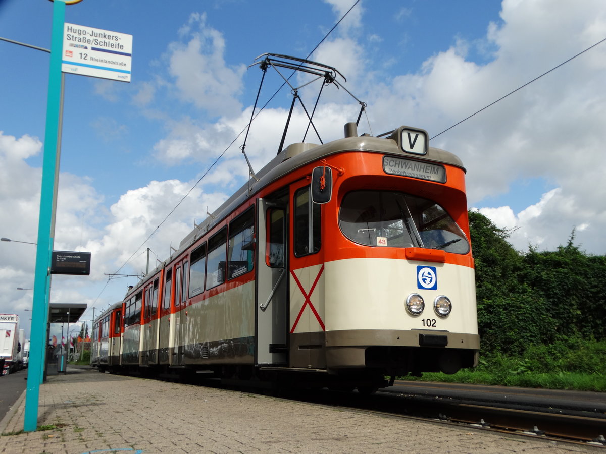 VGF Düwag M-Wagen 102 am 20.08.17 in Frankfurt am Main an der Hugo Junkers Straße als Linie V