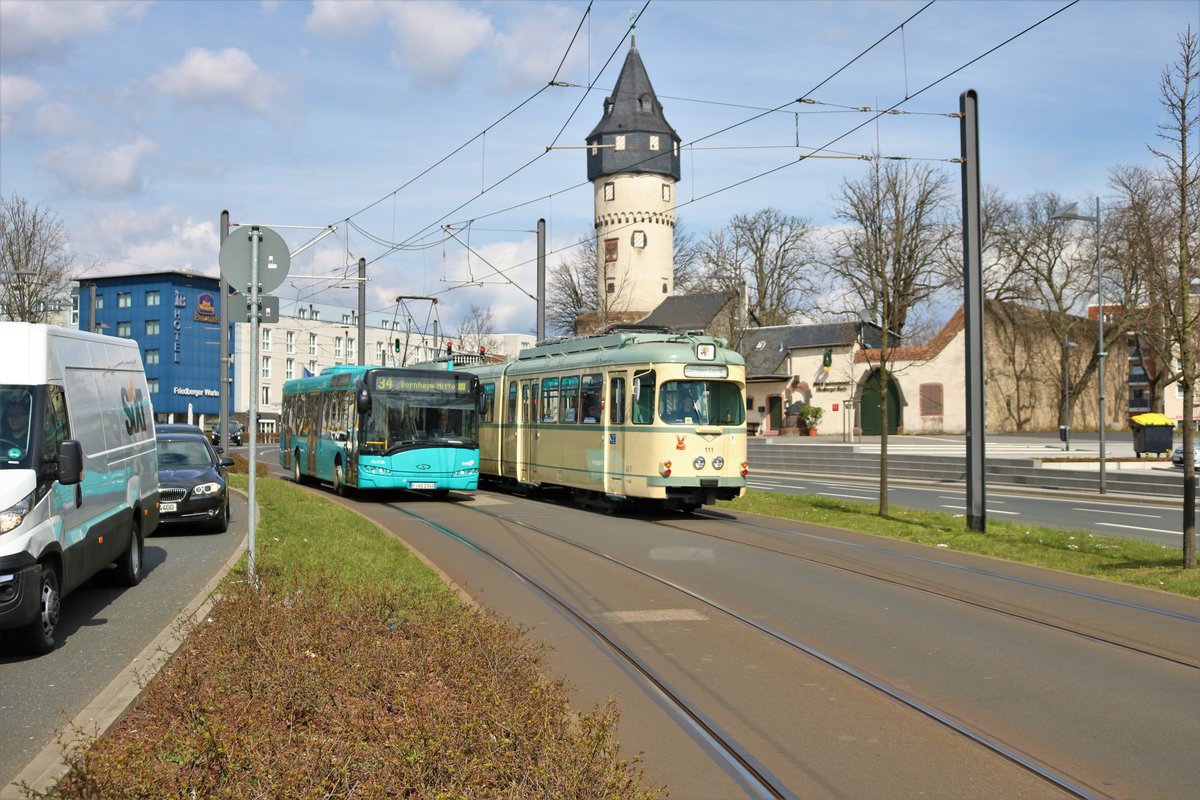 VGF Düwag O-Wagen 111 als Osterhasen Express trifft am 31.03.18 in Frankfurt am Main Friedberger Warte auf VGF/ICB Solaris Urbino 12 Wagen 343 