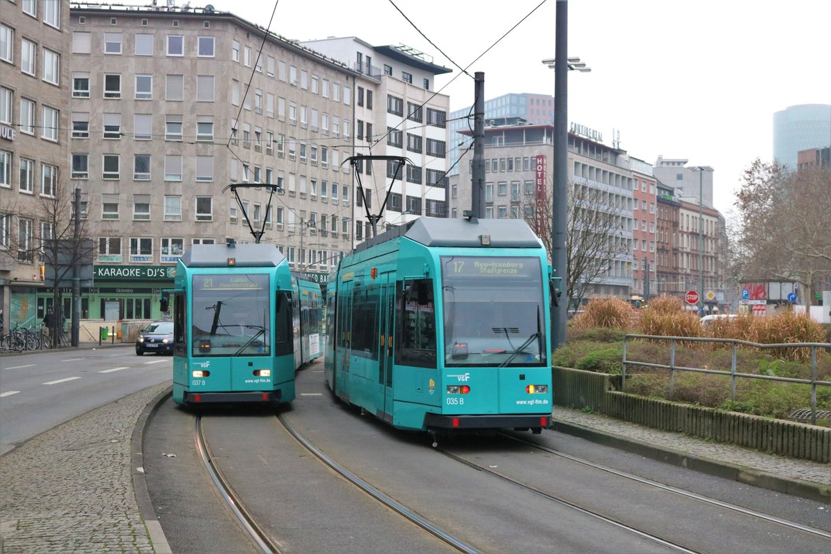 VGF Düwag R-Wagen 037 und 035 am 27.12.18 in Frankfurt am Main Hbf 