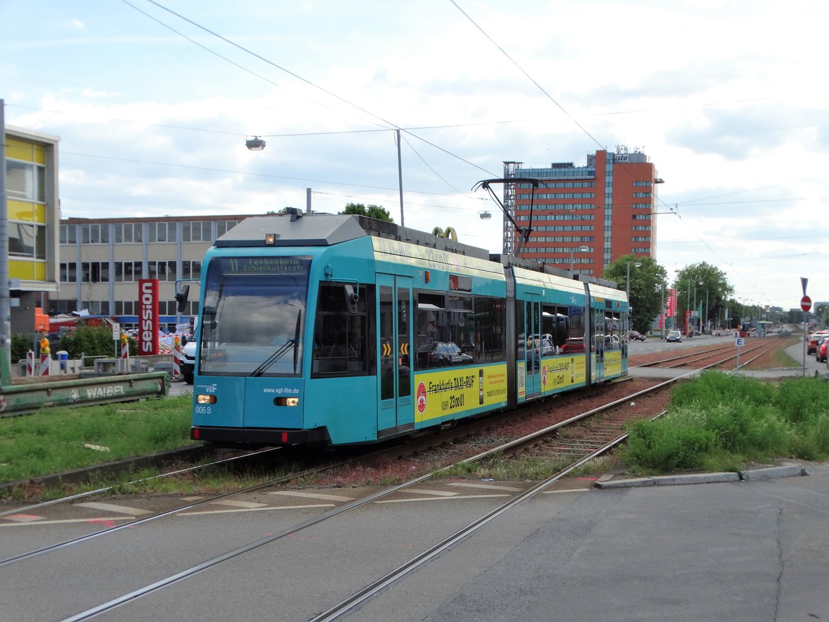 VGF Düwag/Siemens R-Wagen 006 am 21.05.17 in Frankfurt am Main. Ab 2019 werden die R-Wagen durch 40 neue T-Wagen abgelöst