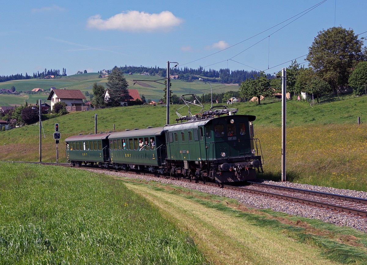 VHE: 150 Jahre Eisenbahn in Konolfingen. Grosses Bahnhoffest in Konolfingen vom 31. Mai und 1. Juni 2014. Sonderfahrt mit Be 4/4 102 und 2 Bi ex EBT bei Biglen am 31. Mai 2014.
Foto: Walter Ruetsch
