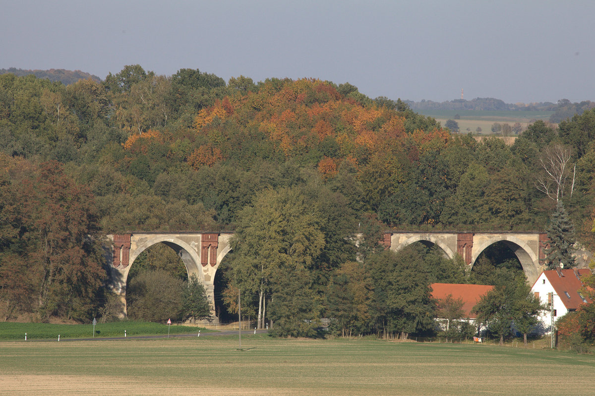 Viadukt bei Beiern-Langenleuba, ehemalige KBS 509  Altenburg-Narsdorf-Rochlitz.
13.10.2018  15:38 Uhr.