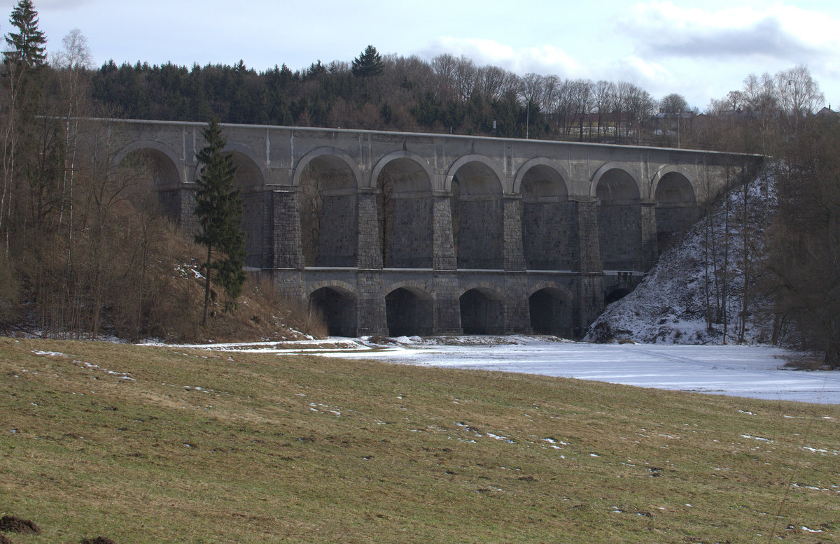 Viadukt Sychrov. 25.02.2017  14:14 Uhr.Die Stecke Liberec-Pardubice überquert hier die Mohelka.