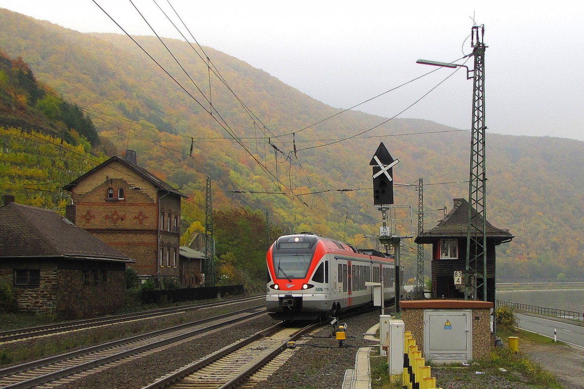 VIAS 412 als VIA 25066 nach Koblenz Hbf, am 01.11.2011 bei der Bereitstellung in Kaub. 