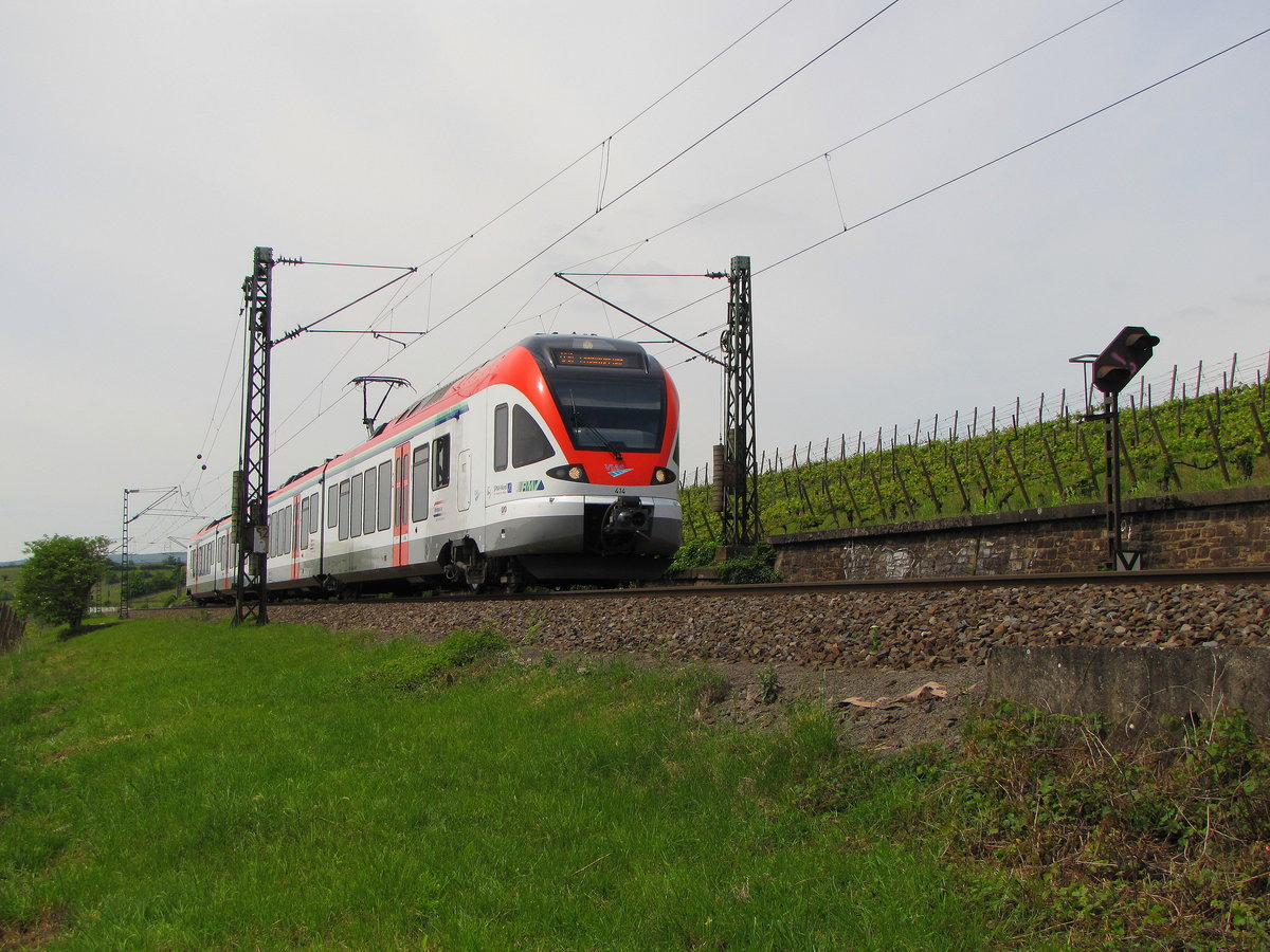 VIAS 414 als VIA 25017 von Neuwied nach Frankfurt (M) Hbf, am 17.05.2012 bei Erbach (Rheingau).