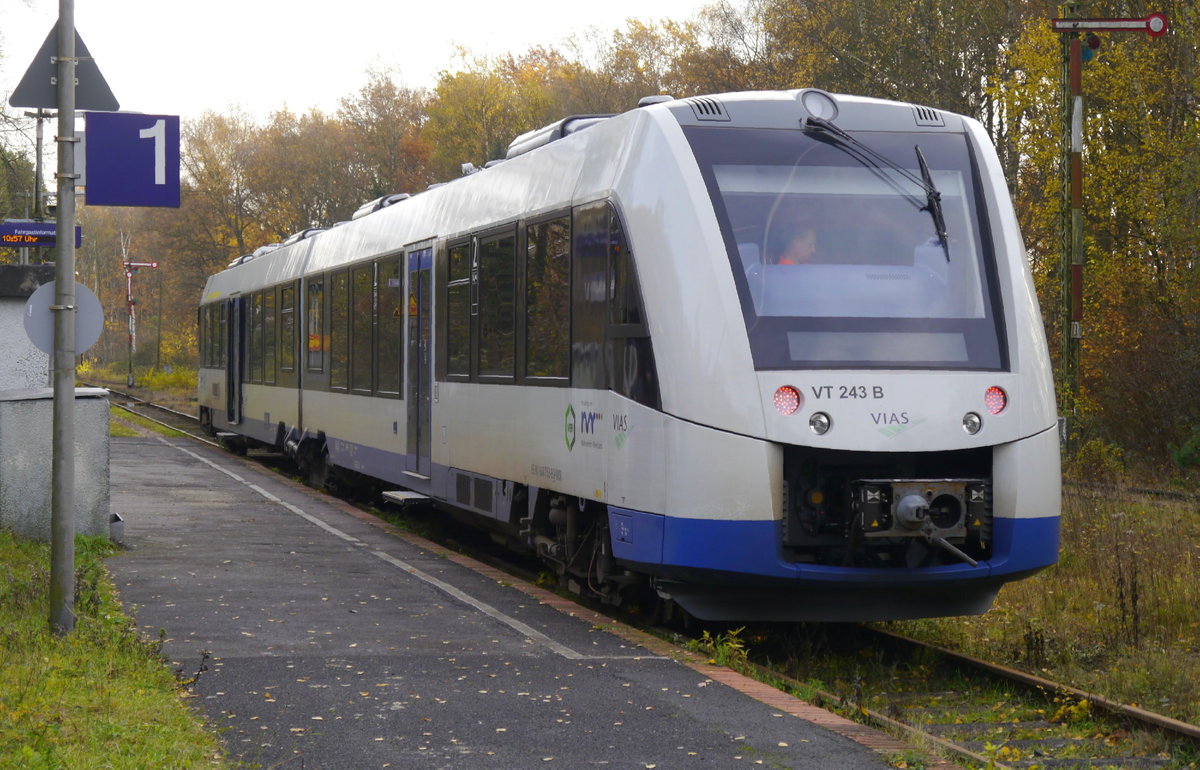 VIAS VT 243 im Endbahnhof der RB 34, Dalheim, am 22.11.17. Noch bis Dezember 2019 erbringt VIAS die Leistungen auf der RB 34 im Auftrag der DB Regio; ab dann ist sie nach gewonnener Ausschreibung verantwortliches EVU für diese Linie. Das Formsignal rechts im Bild gehört zu der durch Sh2 gesperrten grenzüberschreitenden Strecke von Roermond.