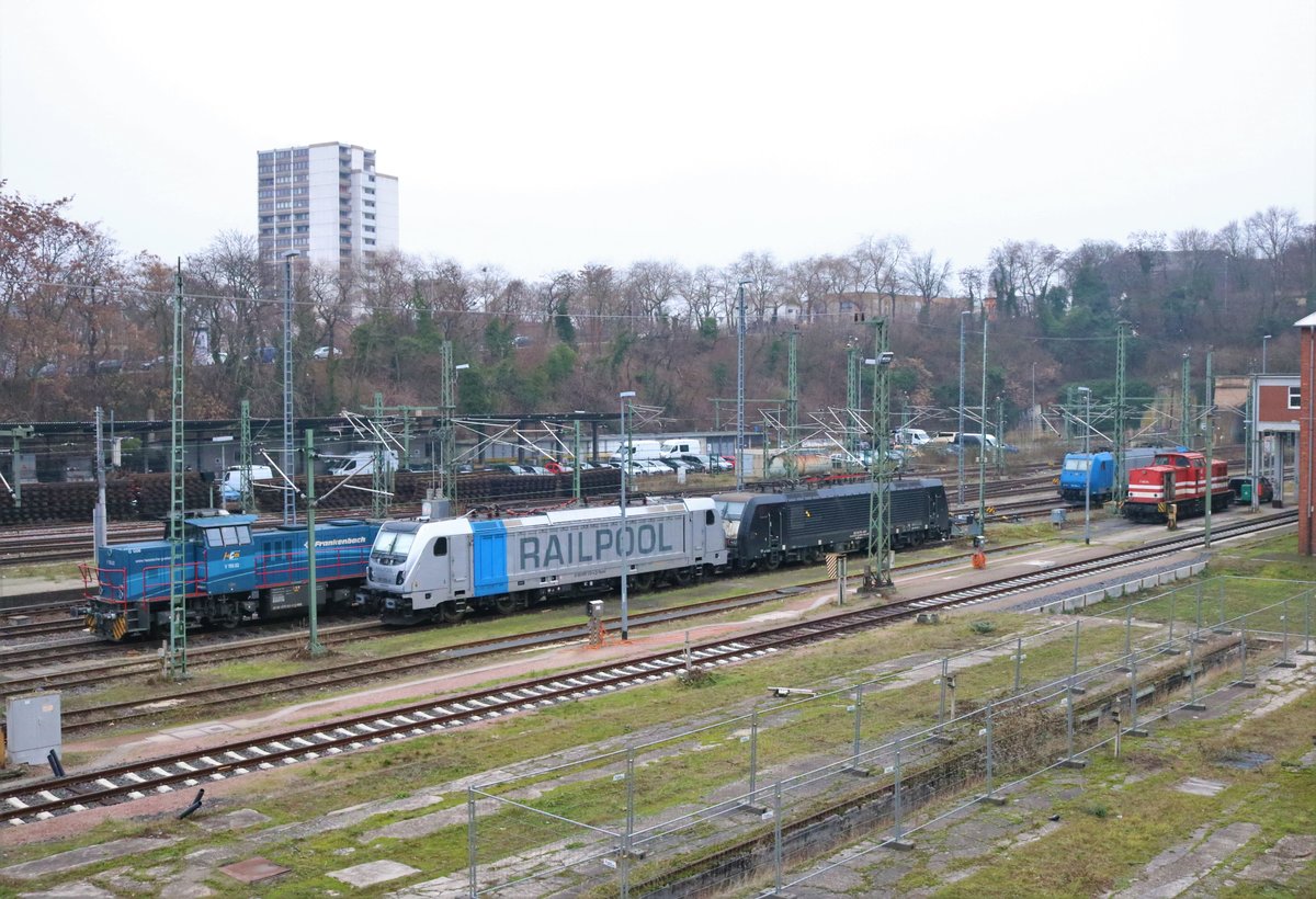 Viel los am 28.12.18 im ehemaligen Bw Mainz Hbf. Hier zu sehen HGB Vossloh G1206 V150.02, Railpool 187 312-4, MRCE/Dispolok ES 64 F4-xxx 189 xxx und HGB V100 xxx und dahinter noch 185 xxx. 