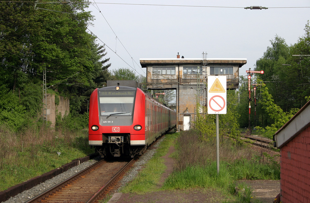 Vieles an diesem Bild aus dem Rommerskirchener Bahnhof ist mittlerweile historisch.
Die Formsignale wurden gegen moderner Lichtsignale ausgetauscht,
das Stellwerk aber auch die Überdachung des Treppenabgangs am rechten Bildrand wurden abgerissen.
425 101 + 425 ??? als RE 8 von Koblenz Hbf nach Mönchengladbach Hbf.
Aufnahmedatum: 22.10.2005