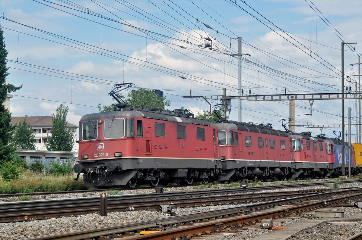 Vierfach Traktion, mit den Loks 420 322-0, 11688, 11294 und 620 065-3, durchfahren den Bahnhof Pratteln. Die Aufnahme stammt vom 12.08.2017.