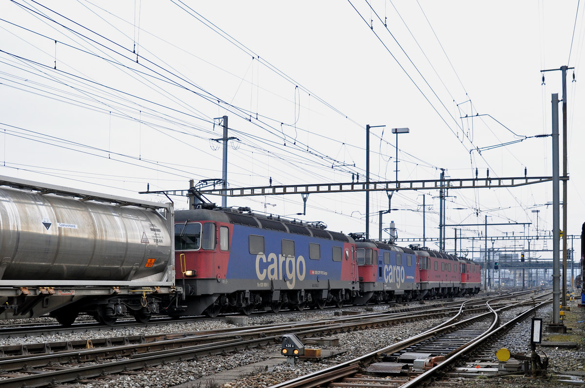 Vierfach Traktion, mit den Loks 420 322-7 (11322), 11670, 420 344-4 (11344) und 620 069-5, durchfahren den Bahnhof Pratteln. Die Aufnahme stammt vom 07.02.2017.