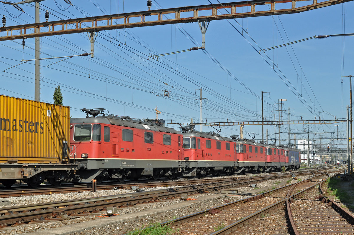 Vierfach Traktion, mit den Loks 620 075-2, 11334, 11322, 11341 und der  kalten 11328, durchfahren den Bahnhof Pratteln. Die Aufnahme stammt vom 24.04.2017.