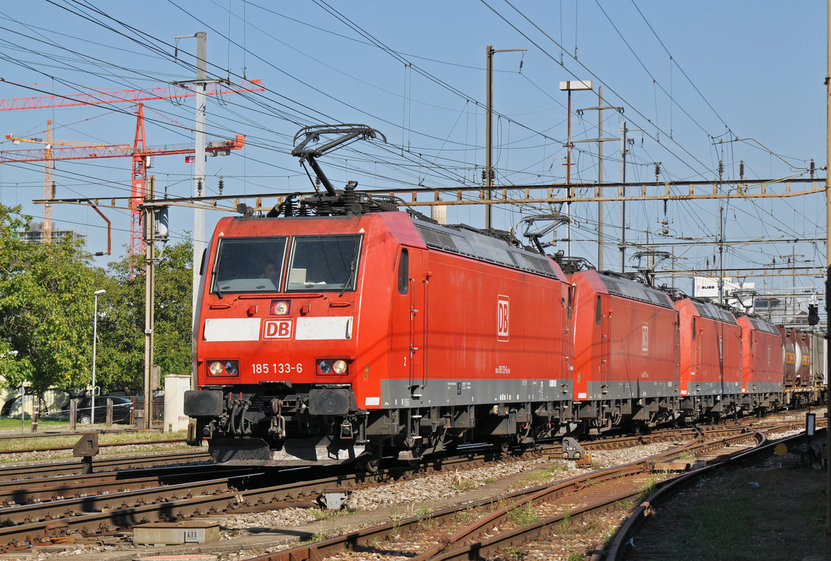 Vierfachtraktion, mit den DB Loks 185 133-6, 185 131-0, 185 121-1 und 185 114-6, durchfahren den Bahnhof Pratteln. Das abzweigende Gleis führt auf eine Strasse und in ein Industriegebiet, von wo aus auch diese Aufnahme am 08.09.2016 entstand.