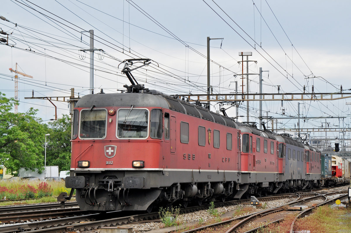 Vierfachtraktion, mit den Loks 11682, 11325, 620 061-2 und 11340, durchfahren den Bahnhof Pratteln. Das abzweigende Gleis führt auf eine Strasse und in ein Industriegebiet, von wo aus auch diese Aufnahme am 07.06.2016 entstand.