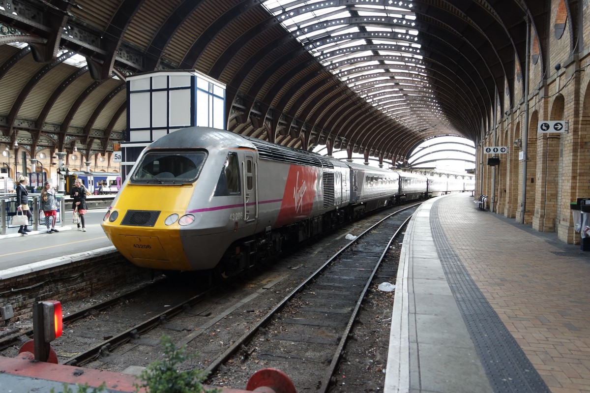 Virgin Trains 43206 am 01.04.2015 im Bahnhof York.