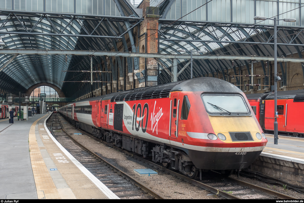 Virgin Trains East Coast HST mit Triebkopf 43300  Craigentinny 100 1914-2014  zum 100-jährigen Bestehen des Craigentinny-Depots am 8. August 2017 in London King's Cross.
