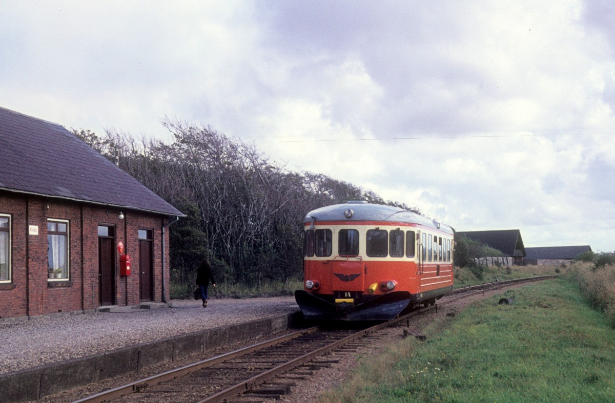 VLTJ, Vemb-Lemvig-Thyborøn-Jernbane: Schienenbus YMB 14 Bahnhof Klinkby am 27. August 1974.