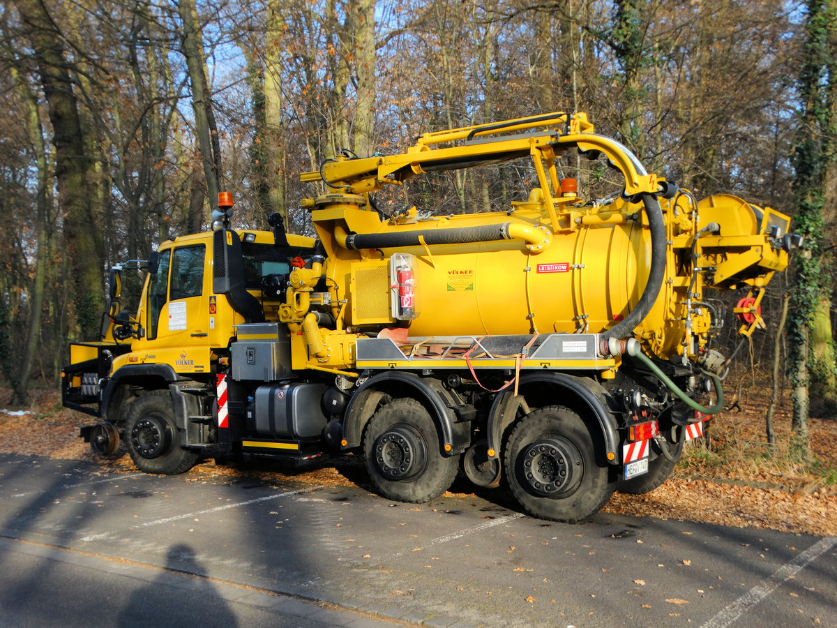 Völker Bauunternehmen Mercedes Benz Zweiwege Unimog U400 mit Tank für Abwasser am 10.12.16 in Hanau Wilhemsbad