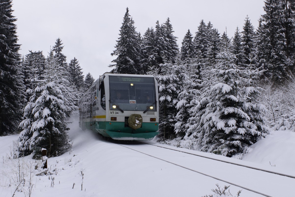 Vogtlandbahn VT 34 von Kraslice nach Zwickau hier im Wald nach Schöneck. Aufgenommen am 16.01.2016