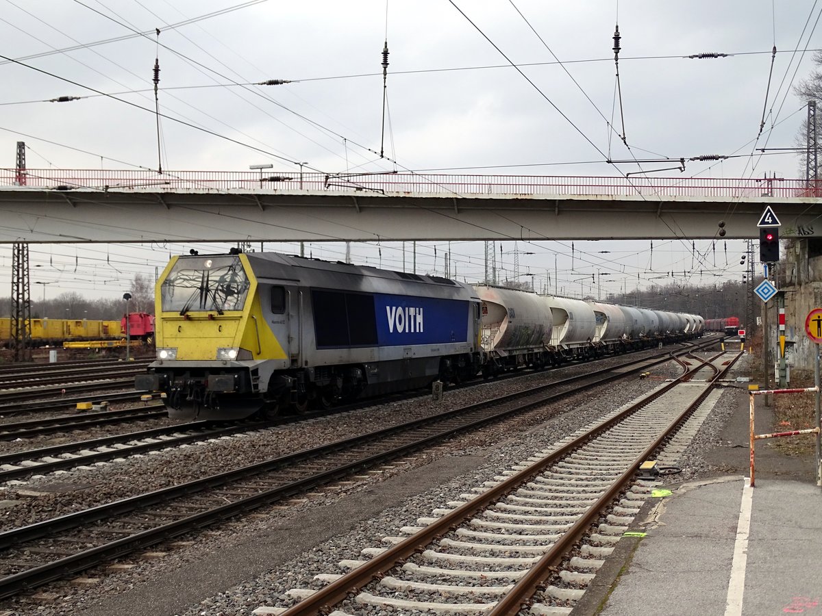Voith Maxima 40CC (264 013-4) zieht einen Silowagenzug durch den ehemaligen Rangierbahnhof Duisburg-Wedau Richtung Süden.
Duisburg-Entenfang, 28.02.2019
