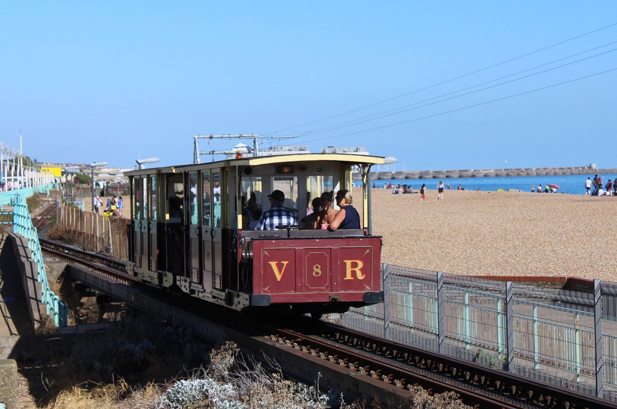 Volk’s Electric Railway: 

Es ist die älteste in Betrieb stehende elektrische Eisenbahn in Großbritannien. 
Die Schmalspurbahn in Brighton wurde am 4. August 1883 eröffnet - genau ein Tag vor ihrem 135-jährigen Geburtstag! Die Spurweite misst 82,5 cm und die Streckenlänge beträgt über 1,5 Kilometer lang. In der Stromschiene fliesst genau 110 Volt DC (Gleichstrom).

Das Bild zeigt die Triebwagen Nr. 7 und 8 kurz nach der Abfahrt von der Station Aquarium Station am Freitagabend, 3. August 2018