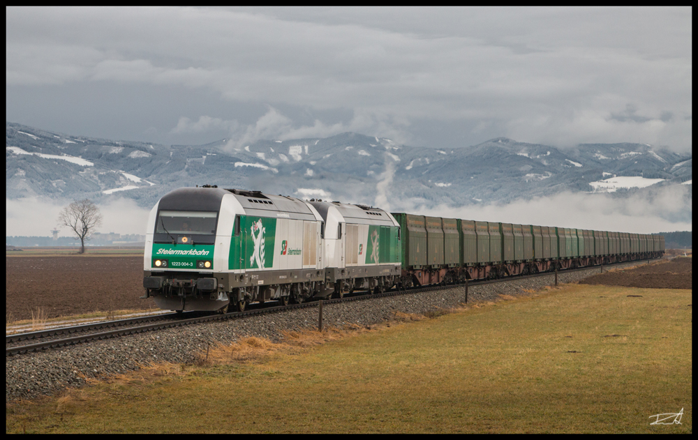 Voll beladen mit Hackschnitzel sind die INNOfrightcontainer die die 1223.004 und die 2016.901 von Zeltweg nach Pöls bringt. Sillweg 28.12.2017