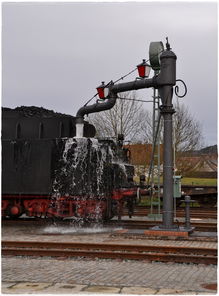 Voll! - ist der Tender der 01 150
Gesehn am 8. Februar 2014 im Kohlenhof des DDM (Deutsches Dampflokomotiv-Museum).
