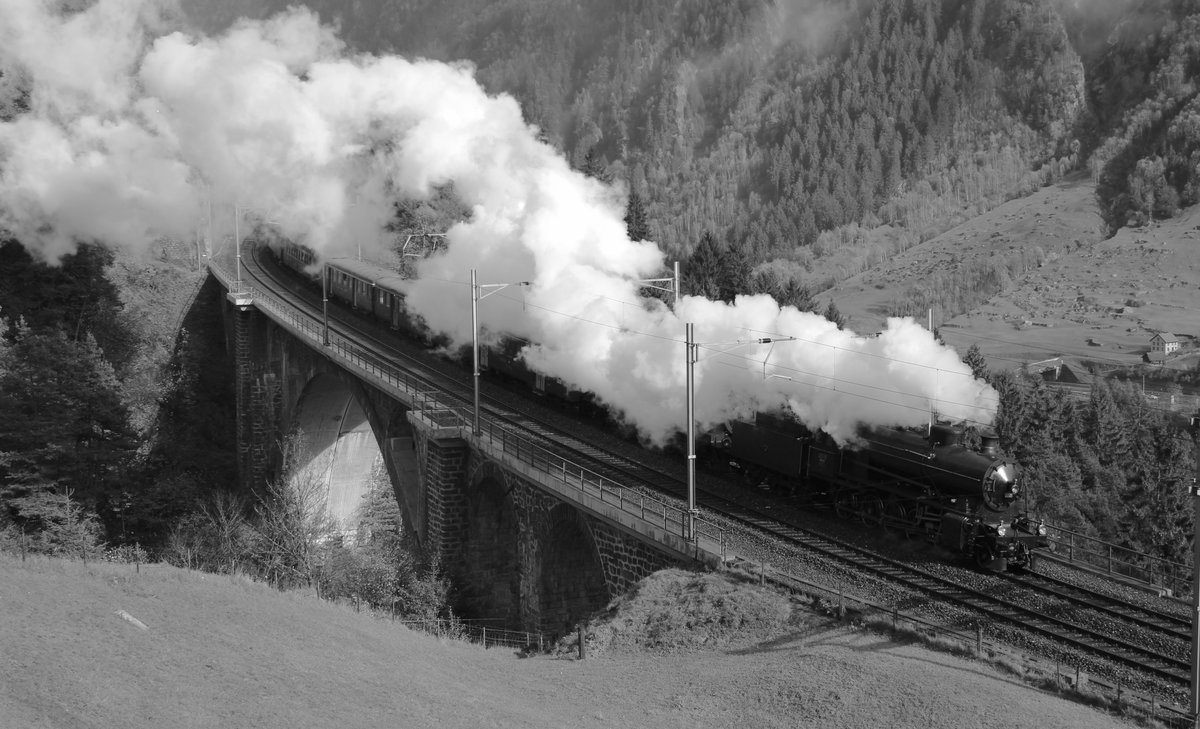 Volldampf auf der Gotthard Nordrampe: SBB Historic  C 5/6 Nr. 2978 und B 3/4 Nr. 1367 durchqueren bei schlechtem Wetter die mittlere Meienreussbrücke bei Wassen. Die grüne Re 4/4 II Nr. 11167 wurde von Bellinzona bis Erstfeld am Zugsende an gehängt. Die ab Göschenen vor den Dampfloks abgehängene, SBB Re 460 leistete von (Bellinzona?)Airolo nach Göschenen Vorspanndienst. An diesen Tag waren es sehr deutlich viel weniger Fotografen entlang der Nordrampe, als am vergangenen Tag. Sicher weil das Wetter so schlecht war und dieser furchtbare Kälte, dass ich am liebsten gegangen wäre! Sonnatg, 22. Oktober 2017