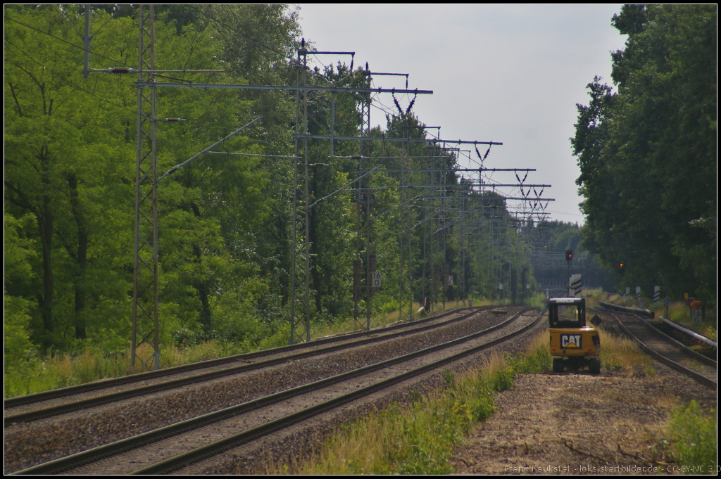 Volle 200mm Zoom auf das Richtung Berlin stehende Vorsignal am S-Bahnhof Rntgental. Man kann auch so erkennen das es sehr weit weg steht. Rntgental, 16.06.2014