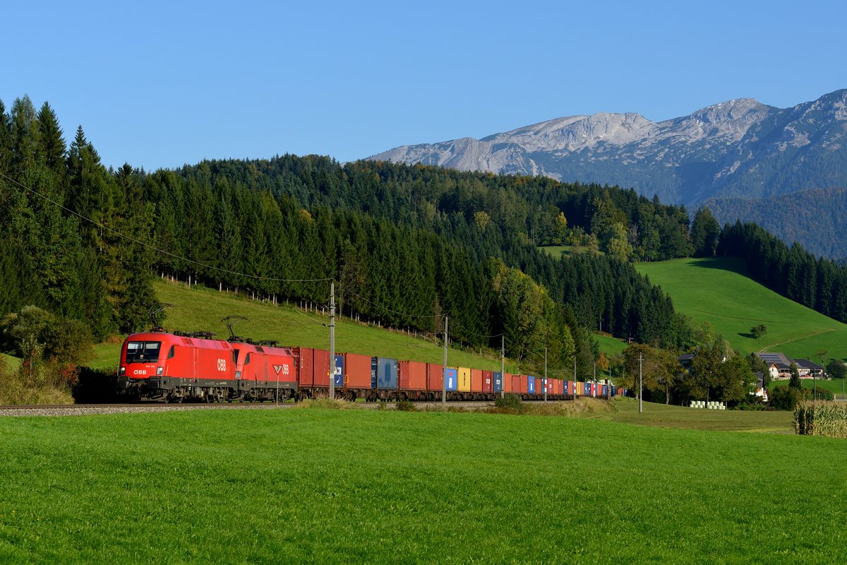 Vom 11. September bis zum 01. Oktober 2017 war die Semmeringbahn aufgrund von Bauarbeiten für den gesamten Zugverkehr gesperrt. Der Güterverkehr über den Semmering wurde über die Ennstal-, Pyhrn- und Tauernbahn umgeleitet. Die Züge wurden über den sogenannten  Einbahnring  geführt, hierbei wurde die Pyhrnbahn ausschließlich Richtung Süden und die untere Ennstalbahn über St. Valentin Richtung Norden befahren. Grund genug für mich, den dichteren Verkehr auf den landschaftlich reizvollen Strecken rund um Selzthal zu dokumentieren. Am 28. September 2017 konnte ich 1116.176 und 280 mit dem Containerzug SKAG 43633 nach Graz bei Mitterweng als ersten Güterzug des Tages ablichten.