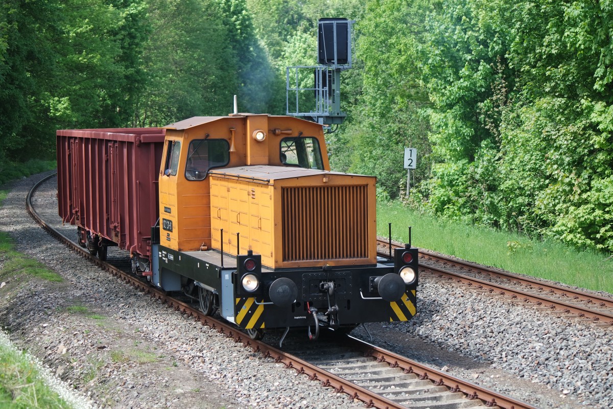 
Vom 14.05.-17.05.2015 fanden im Eisenbahnmuseum Schwarzenberg die 23. Eisenbahntage statt.102 131 mit einen offenen Güterwagen bei der Lokparade am 17.05.2015.