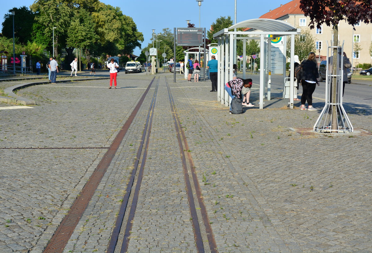 Vom 2. April 1900 bis zum 1. April 1961 gab es in Rathenow die Kreisbahn Rathenow-Senzke-Nauen (RSN). Sie war die einzige Schmalspurbahn im damaligen Landkreis Westhavelland und gehörte diesem selbst. Die Strecke hatte eine Spurweite von 750mm und eine Länge von 51,7km. Sie diente der Erschließung des Landstrichs zwischen der Hamburger Bahn im Norden und der Lehrter Bahn im Süden. Nach vielen Kürzungen der Strecke durch die Kriege konnte sich der Personenverkehr bis zum 24.1.1961 halten ehe dieser eingestellt wurde. Am 1.4.1961 wurde dann auch der Güterverkehr eingestellt und die Strecke stillgelegt. Güterwagen und Lokomotiven wurden auf andere Strecken umgesetzt und die Gleise nach und nach abgebaut. Auf dem Bahnhofsvorplatz in Rathenow zeugen noch heute einige Meter Gleis von der damaligen Schmalspurbahn. Das Gleisstück auf dem Bahnhofsvorplatz ist denkmalgeschützt.

Rathenow 23.07.2018