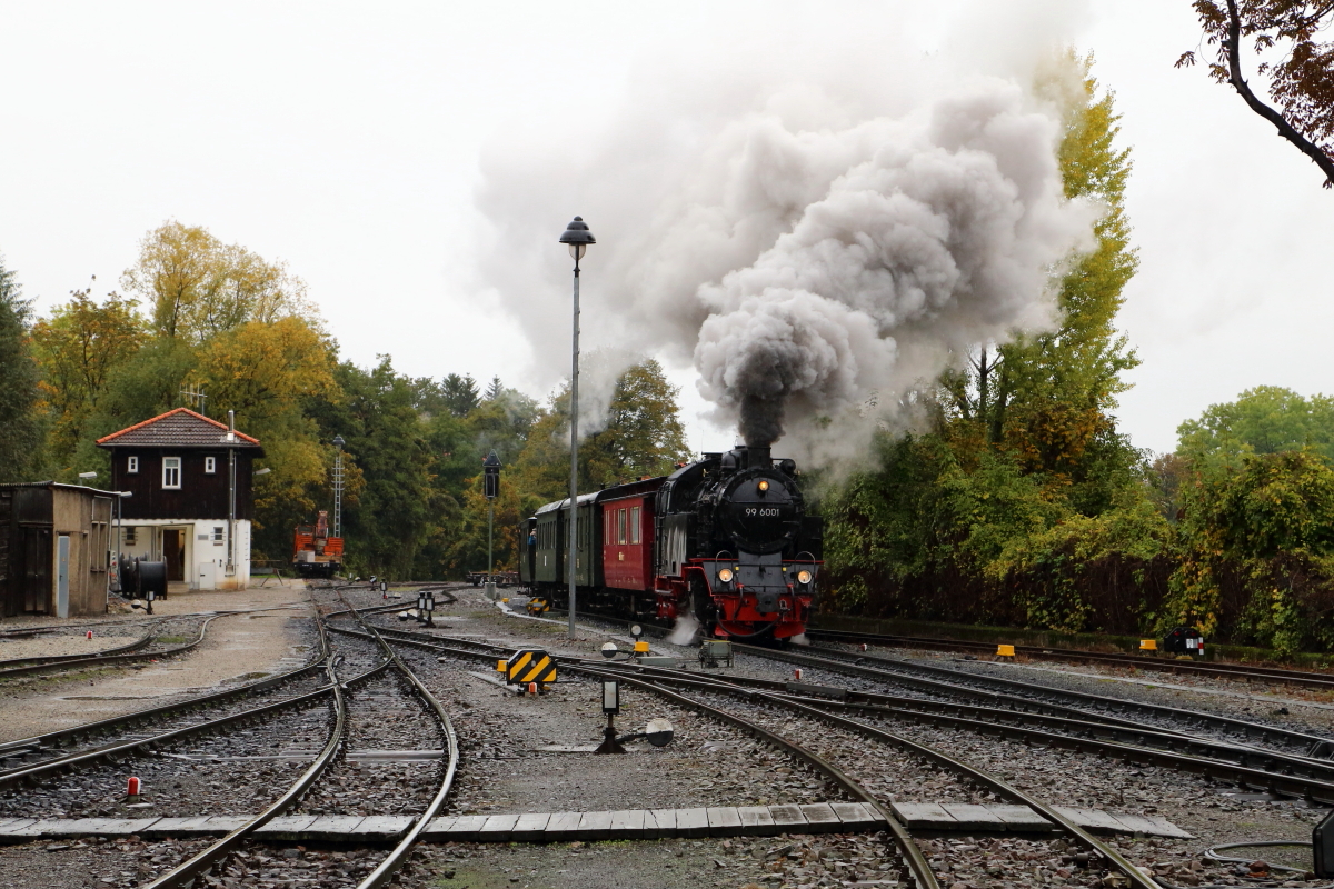 Vom 21.-23.10.2016 fand die nun schon traditionelle Herbstveranstaltung der IG HSB statt. Der erste Zug fuhr, wie gewohnt, von Wernigerode zum Brocken und zurück. Das Bild zeigt denselben, unter Traktion von 99 6001, bei der Einfahrt (Scheineinfahrt) in den Bahnhof Wernigerode-Westerntor, wobei gerade das HSB-Bw passiert wird. Die Aufnahme entstand aus offizieller Fotolinie im Rahmen genannter Veranstaltung. (Bild 1)