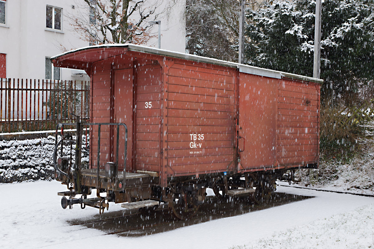 Vom Appenzellerland in die Stadt Bern.
Der neu mit einer zum Dampftram passenden Trompetenkupplung ausgerüstete Gk-v 35 der Berner Tramway-Gesellschaft, ehemals Trogener Bahn, neben dem Tram-Museum Bern in Bern Weissenbühl abgestellt am 5. Februar 2017.
Foto: Walter Ruetsch 
 