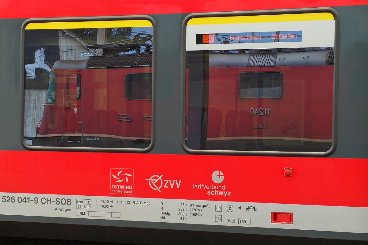 Vom Bahnsteig im Bahnhof von Buchs (SG) ergab sich am 24.08.2015 die Möglichkeit, die sich im Fenster eines FLIRT der Südostbahn spiegelnde Re 4/4 II 11240 zu fotografieren.