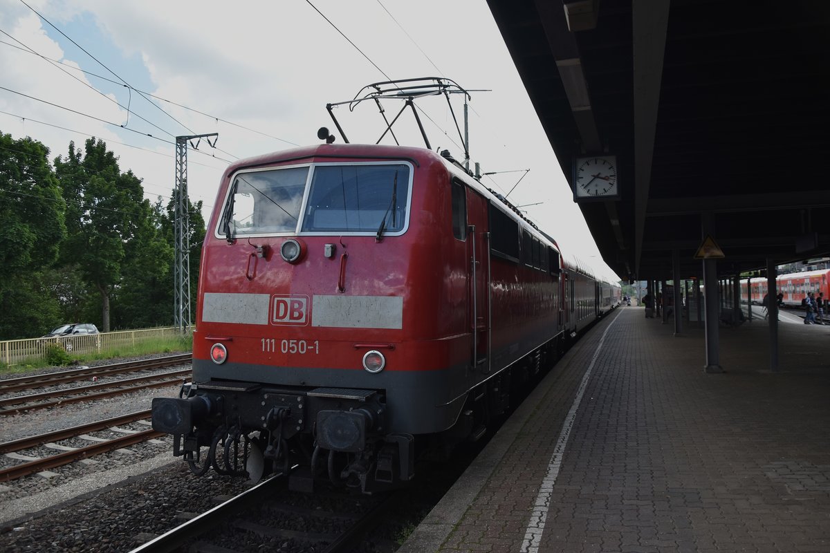 Vom Bahnsteig einen Nachschuß auf die 111 050-1 die einen Dostock aus Würzburg nach Osterburken gebracht. Nach einer längeren Wartezeit fährt sie dann wieder zurück.
Eigentlich würde der Zug nach Stuttgart durch fahren, aber zum Aufnahmezeitpunkt war die Strecke durch Bauarbeiten betrieblich eingeschränkt nutzbar. 25.5.2018