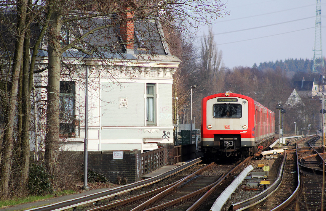Vom Bahnsteig der Station Hamburg-Bergedorf wurde dieser 472er fotografiert (Nummer unbekannt).
Aufgenommen am 29. Februar 2016.