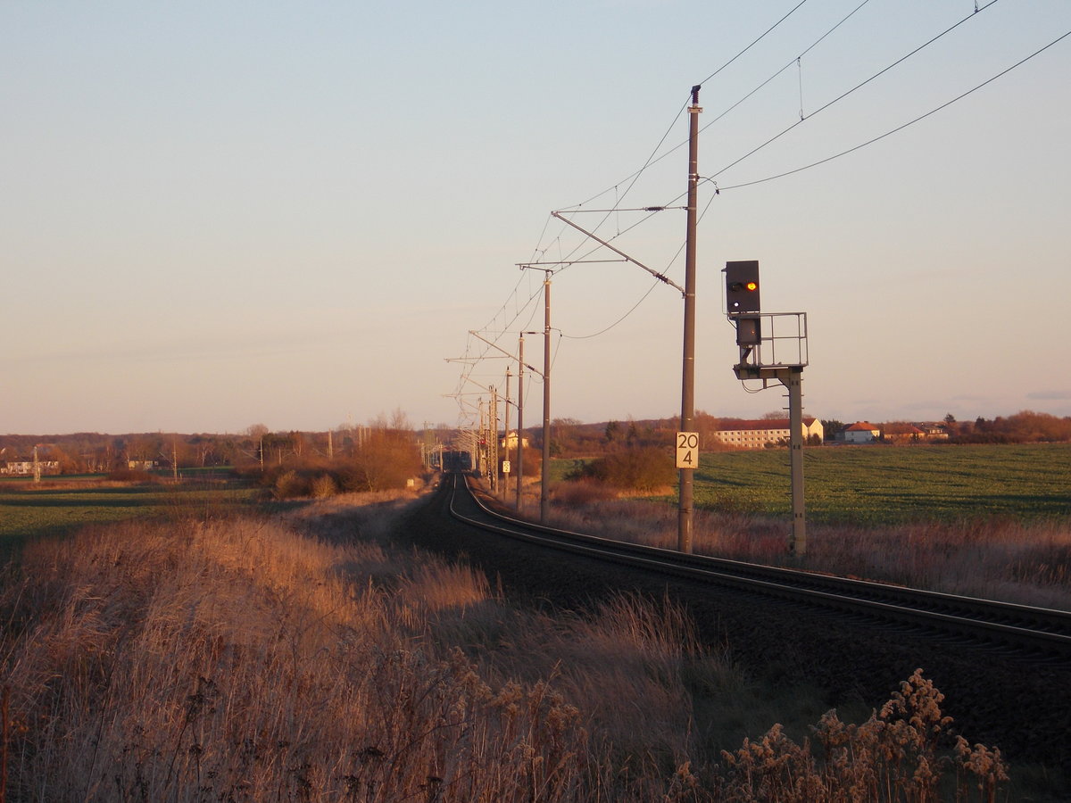 Vom Bahnübergang Manschenhagen(Strecke Stralsund-Rostock) konnte ich den Vorsignalwiederholer für das Einfahrsignal Velgast,aus Richtung Rostock,,am 28.November 2016,fotografieren.Bis Heute ist der Einst geplante zweispurige Ausbau der Strecke eingleisig geblieben.
