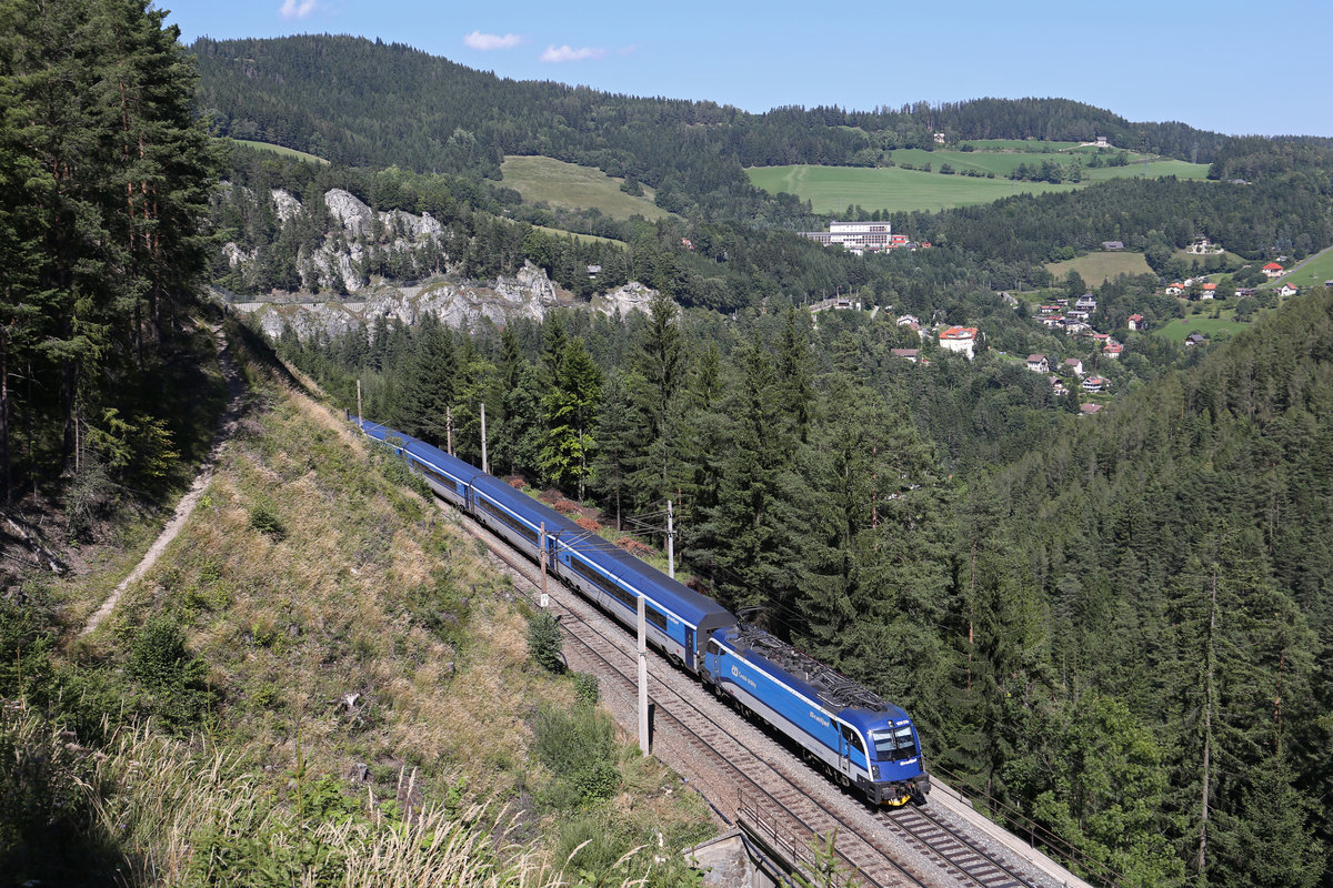 Vom Bahnwanderweg aus unterhalb des Adlitzgraben ergibt sich ein wunderbarer Blick über Breitenstein,wo 1216.250 mit RJ-73 vorbeifährt. 30.8.17