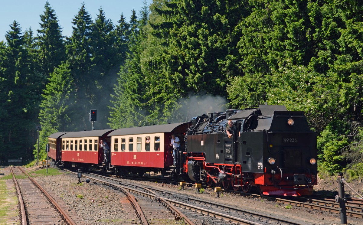 Vom Brocken kommend erreicht 99 236 mit ihrem Personenzug am 01.07.15 Schierke.