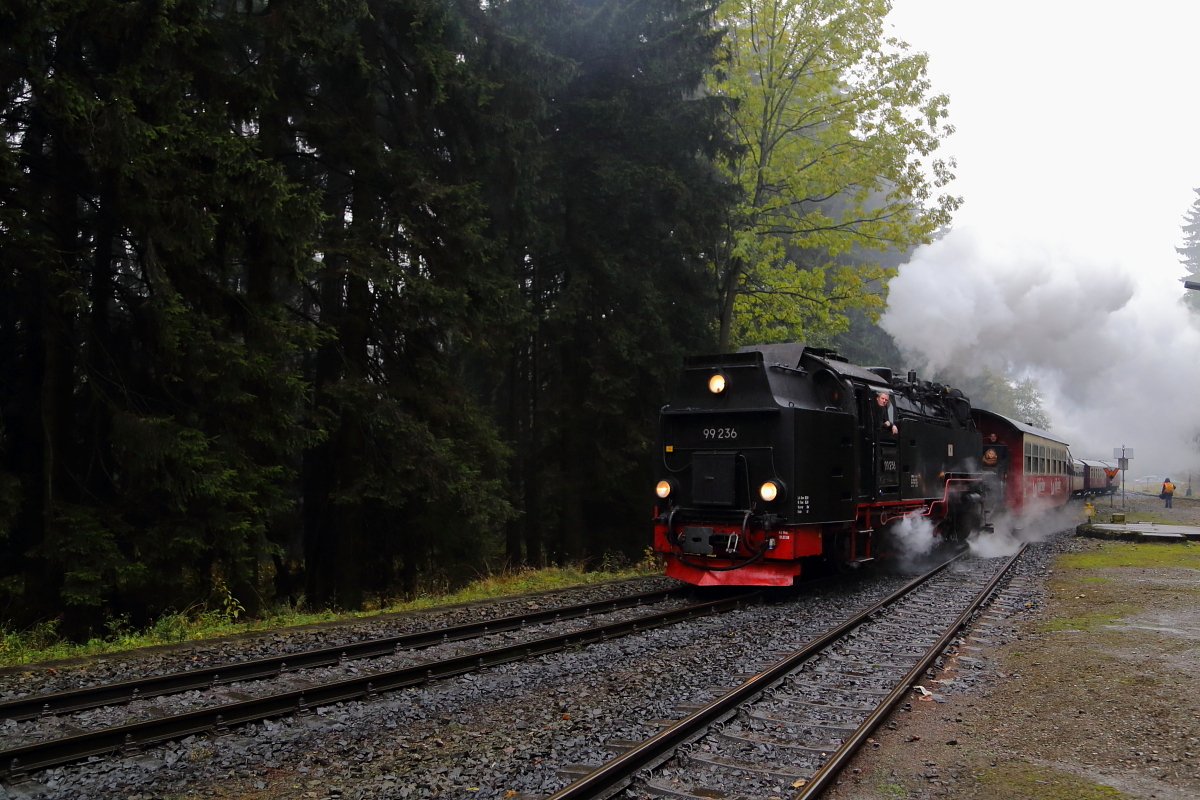 Vom Brocken kommend,  schlängelt  sich Planzug 8922 mit 99 236 an der Spitze, am 16.10.2015 in den Bahnhof Drei Annen Hohne. (Bild 2)