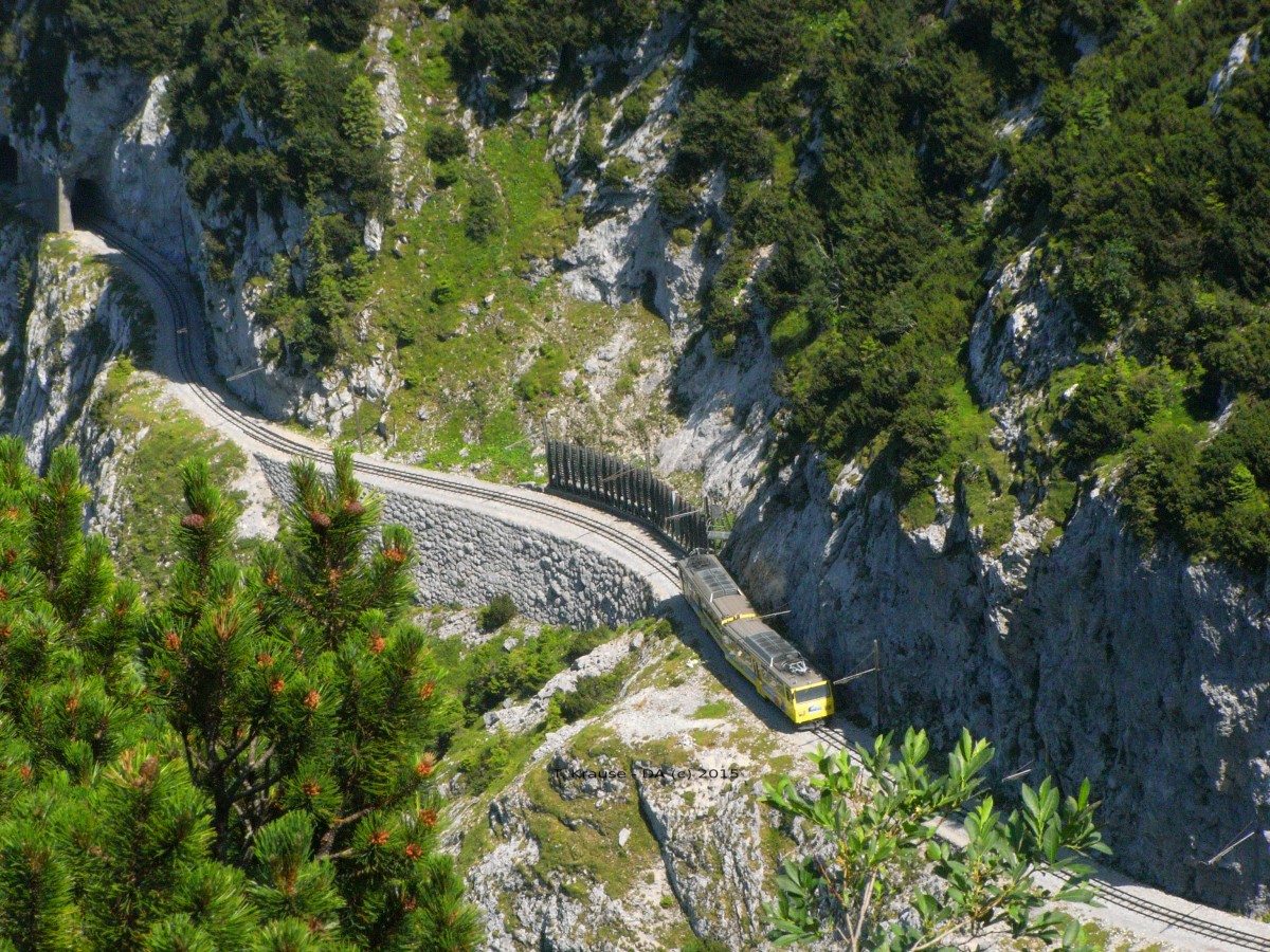 Vom Panoramaweg rund um den Gipfel hat man freien Blick auf eines der spektakulärsten Stücke der Wendelsteinbahn. 23.06.2013