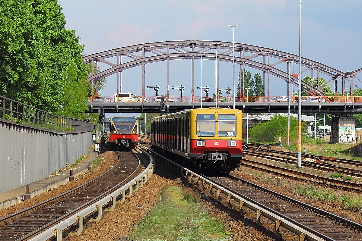 Vom S-Bahnhof Berlin Hermannstraße am 26.04.2014 Richtung Osten geschaut.
Die BR 480 als S 45 nach Berlin Südkreuz bei der Einfahrt und die BR 485-885 auf der S 47 nach Berlin-Spindlersfeld.