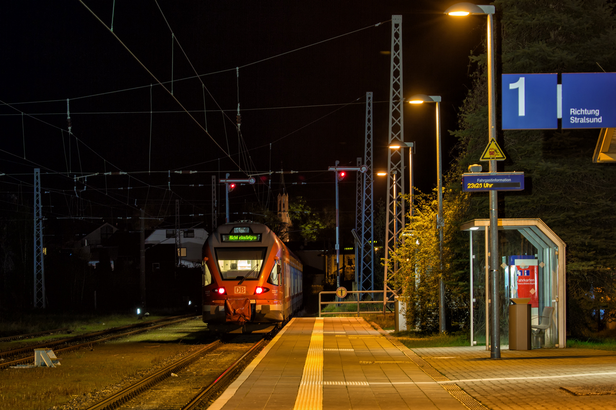 Vom Sassnitzer Bahnsteig weggesetzter FLIRT. Nun kann der zweite FLIRT zum Bahnsteiggleis umgesetzt werden. - 04.05.2018