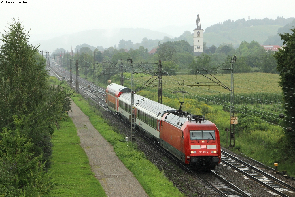 Vom starken Regen saubergewaschen fährt 101 079-2 mit dem PbZ 2459 (Karlsruhe-Basel) am 26.07.2014 durch Denzlingen. An diesem Tag bestand dieser PbZ aus 1x SBB-Wagen 2. Klasse, 1x SBB-Wagen 1. Klasse und 1 Doppelstockwagen.